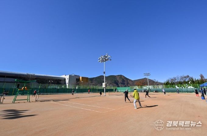지난 제12회 영덕군수배 동호인 테니스 대회 경기 모습