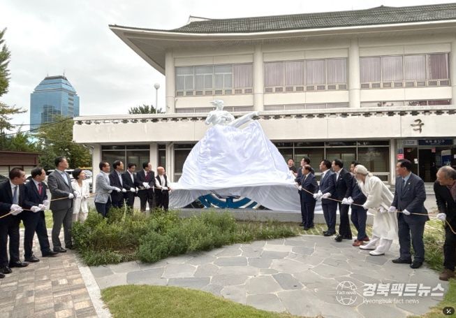 주요 내빈들이 흰 천에 연결된 줄을 잡아당기자 상징조형물이 모습을 드러냈다. 국기원 상징조형물 제막식 모습.