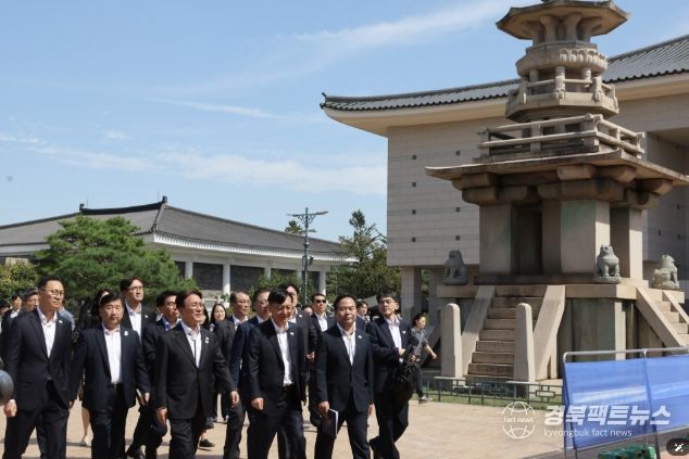 김민석 국무총리가 26일 APEC 정상회의 준비상황 점검차 경주 화백컨벤션센터(HICO), 엑스포대공원, 국립경주박물관 등을 방문, 현장을 점검하고 있다.(국무조정실)