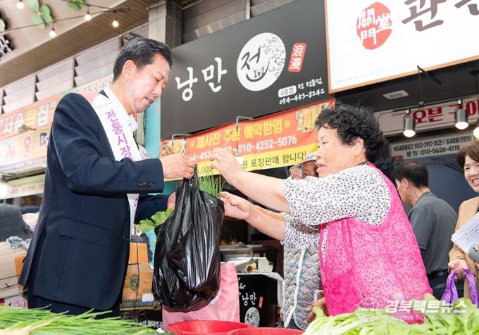 구미시, 전통시장 돌며 상인 격려…간담회로 민생 현장 청취