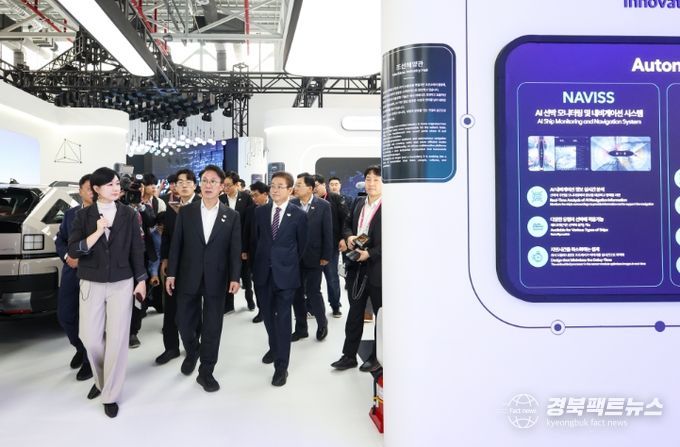 김민석 국무총리가 23일 경상북도 경주시 엑스포공원에 마련된 APEC 정상회의 경제 전시장을 방문, 시설을 둘러보고 있다.