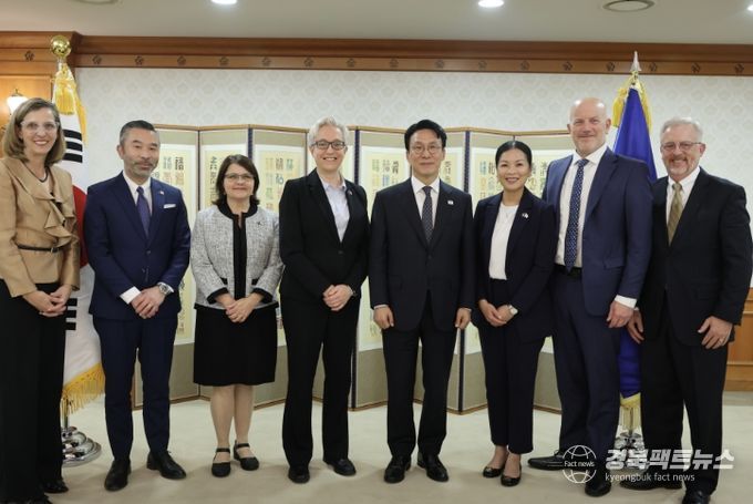김민석 국무총리가 27일 세종대로 정부서울청사에서 티나 코텍 美 오리건 주지사를 접견, 인사 및 환담을 나누고 있다.