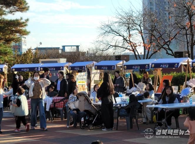 지난 15~16일 왜관 소공원에서 열린‘가족놀장’ 행사에 가족 단위 방문객들이 참여해 다양한 체험 프로그램을 즐기고 있다.