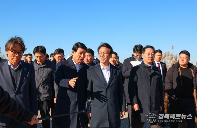 김민석 국무총리가 21일 인천 서구 수도권매립지를 방문, 3-1매립장 위생매립 현황 및 2매립장 상부공간 활용대책에 대해 브리핑을 받으며 점검을 하고 있다.
