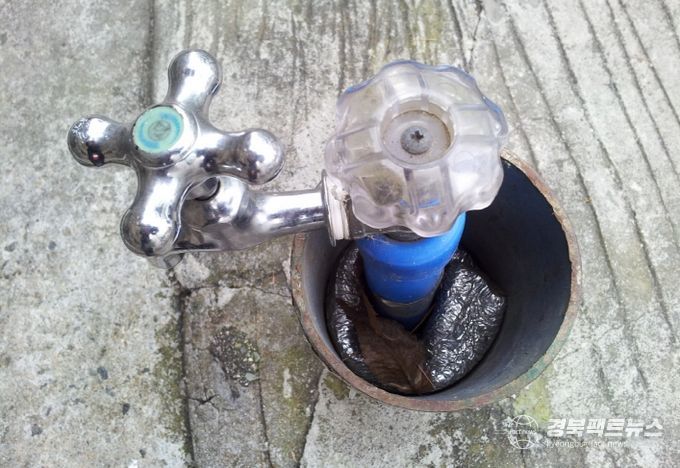 동파예방을 위해 수도에 보온재를 넣은 모습