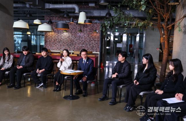김민석 국무총리가 28일 대전 충남대학교에서 열린'미래대화 1·2·3#청년금융' 제5차 K-토론나라에서 고졸 청년 대출금리 및 청년미래적금 등과 관련한 청년들의 제안을 경청하고 있다.