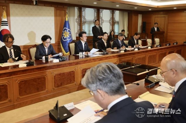 김민석 국무총리가 3일 세종대로 정부서울청사에서 열린 노동안전 현안 점검회의를 주재하고 있다.