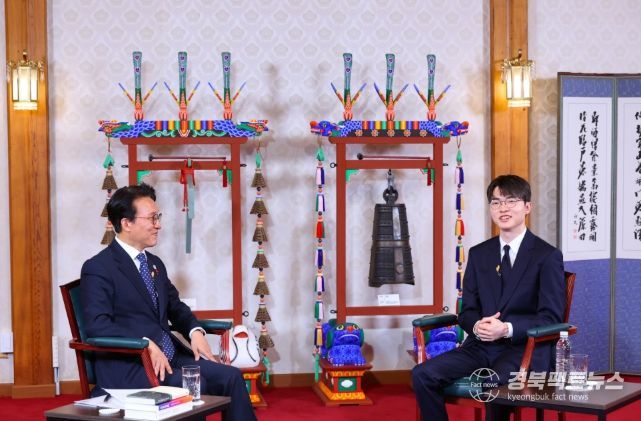 김민석 국무총리가 지난 18일 총리서울공관에서 프로게이머 '페이커' 이상혁 선수를 초청해 '제7차 토론나라: 총리의 인터뷰'를 진행하고 있다.
