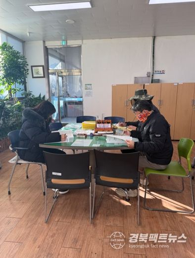 지난 2일 신광면 행정복지센터에서 식량대책분야 지원사업 공모 신청을 받고 있다.