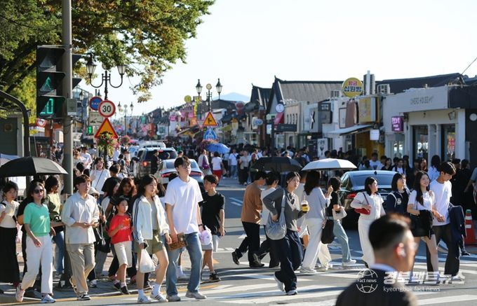 경주 황리단길 일원에서 관광객들이 횡단보도를 건너며 거리를 가득 메우고 있다.