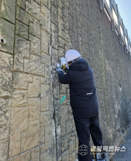 포항 북구 용흥동 노후교량 감실교에 균열 센서를 설치하고 있다.