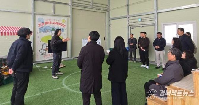 영천시 지역특화 임대형 스마트팜을 찾은 타 지자체 관계자들이 시설에 대한 설명을 듣고 있다. (사진 2) 기념촬영을 하고 있다.