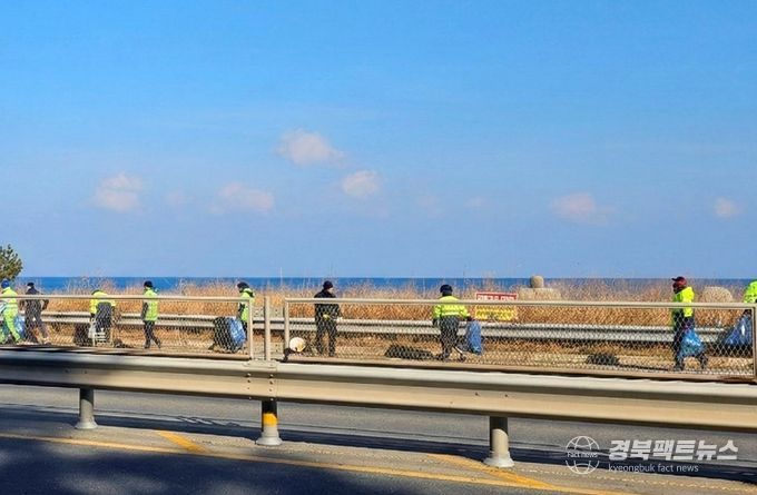 영덕군 환경위생과 직원과 단속 요원들이 국도변에서 불법 쓰레기를 수거하고 있다.