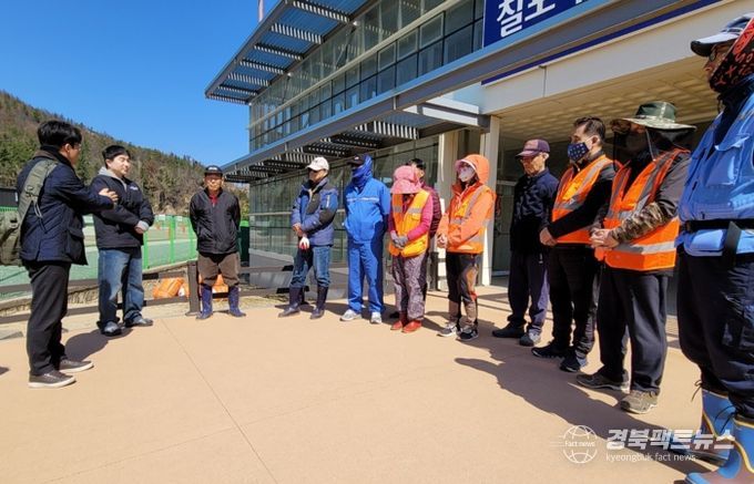 지난 20일 칠포해수욕장 일원에서 실시한 공공일자리사업 안전관리 현장점검 사진.