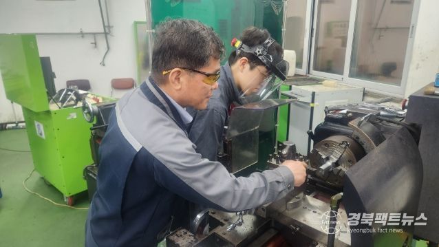 CNC선반 직종 학생 지도 모습_경북기계금속고등학교